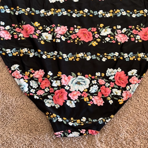 Old navy swim suit - Picture 6 of 6